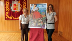 La alcaldesa de Bailén y la concejala de Festejos junto al cartel ganador