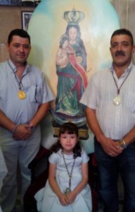 Hijo y nieta de Miguel Chacón junto al presidente de la cofradía, Miguel Aguilar