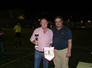 El presidente del Villargordo, Juan Antonio Cañas, recibe el trofeo de manos de Miguel Merino.