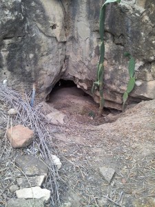 Entrada a una de las cuevas de Las Piedras del Cardado